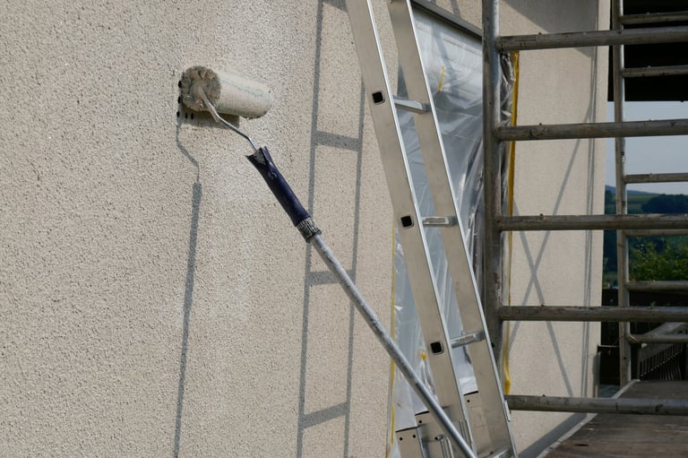 Schilderwerk aan buitengevel met steiger en roller, periodiek onderhoud