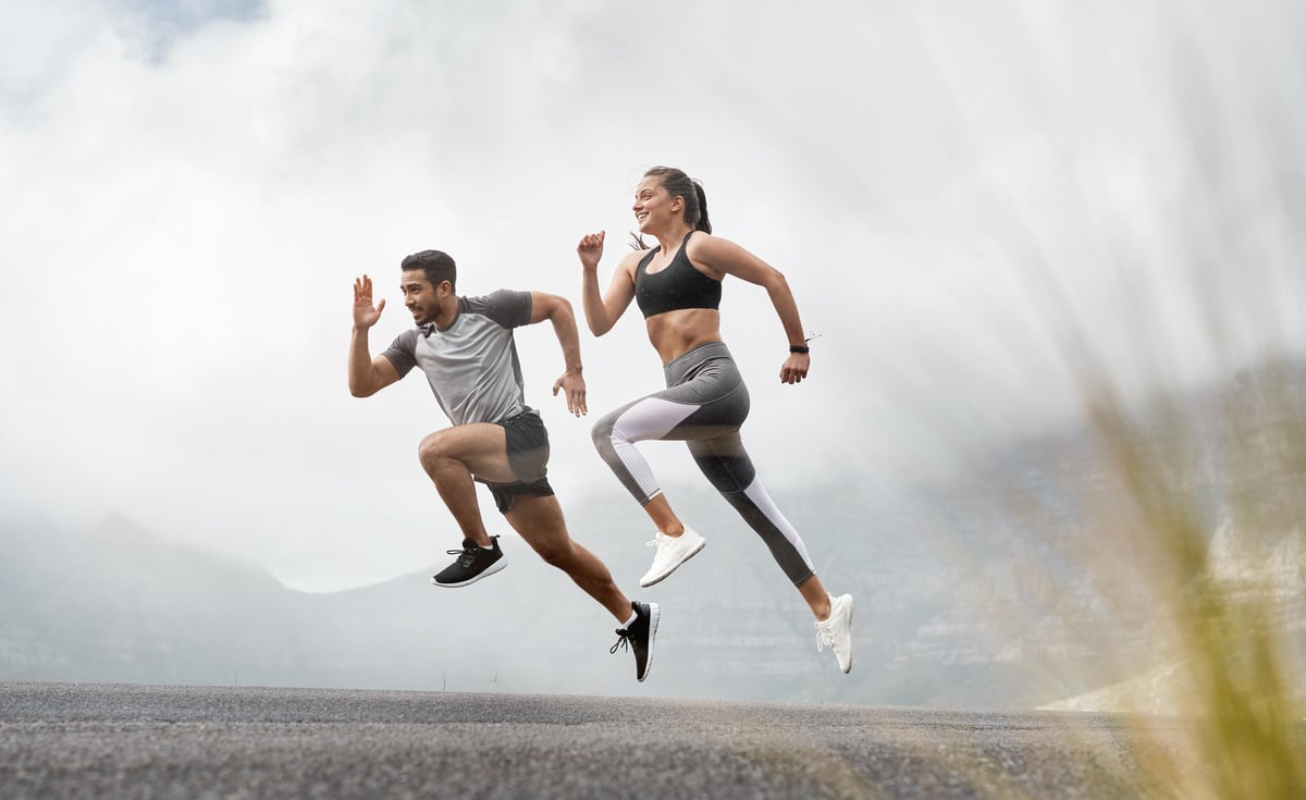 Dos personas corriendo al aire libre, concepto de actividad física y salud cardiovascular