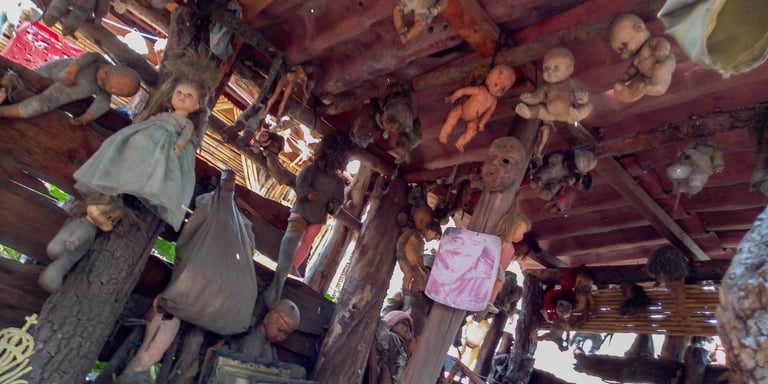 Detalle de las muñecas en la Isla de las Muñecas, Xochimilco