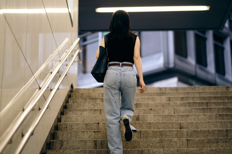 Persona subiendo escaleras — movimiento, progresión y recuperación de la movilidad