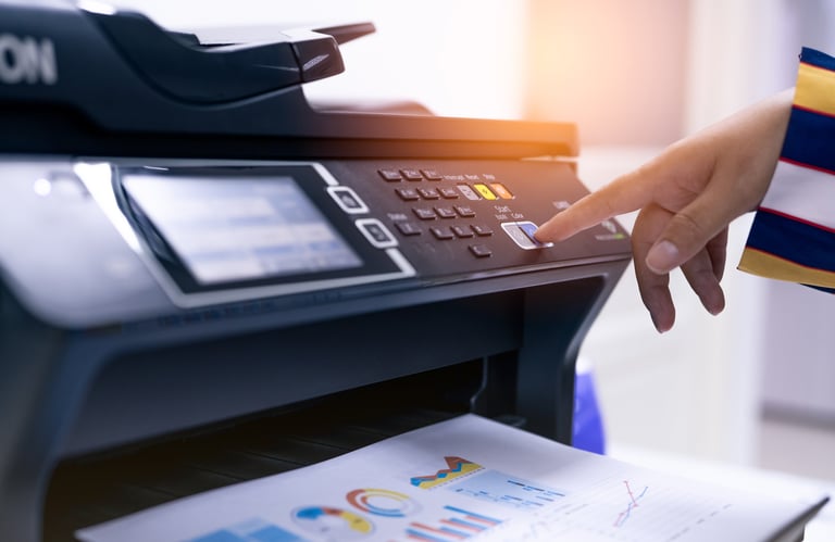 Impresora multifuncional en oficina moderna