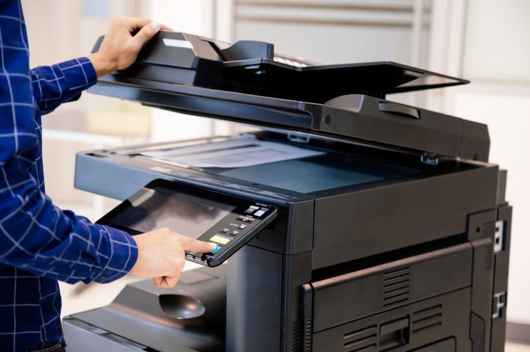 Empresarios operando panel de fotocopiadora en oficina
