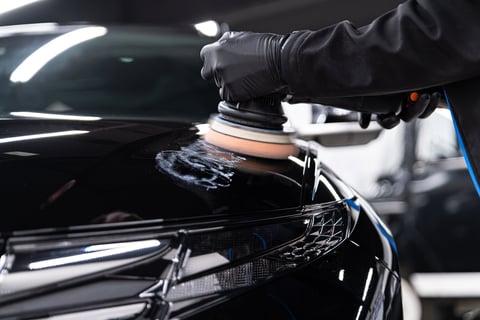 Removing scratches on car varnish with electric polisher