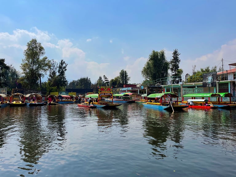 Trajinera nocturna en Xochimilco