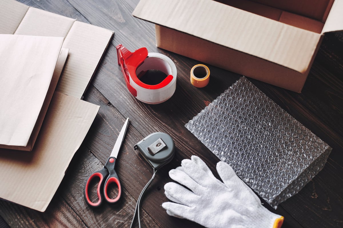 Packmaterial-Werkzeuge und Zubehör -- Klebeband, Cuttermesser, Folie