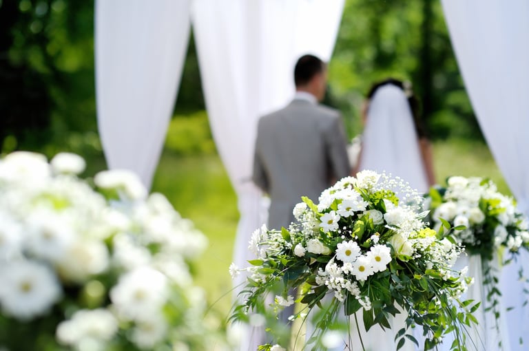 Weiße Blumendekoration bei einer Outdoor-Hochzeitszeremonie