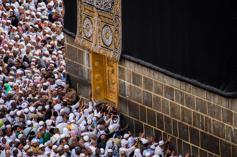 Kaaba crowd of people trying to touch the doors of the Holy Kaaba