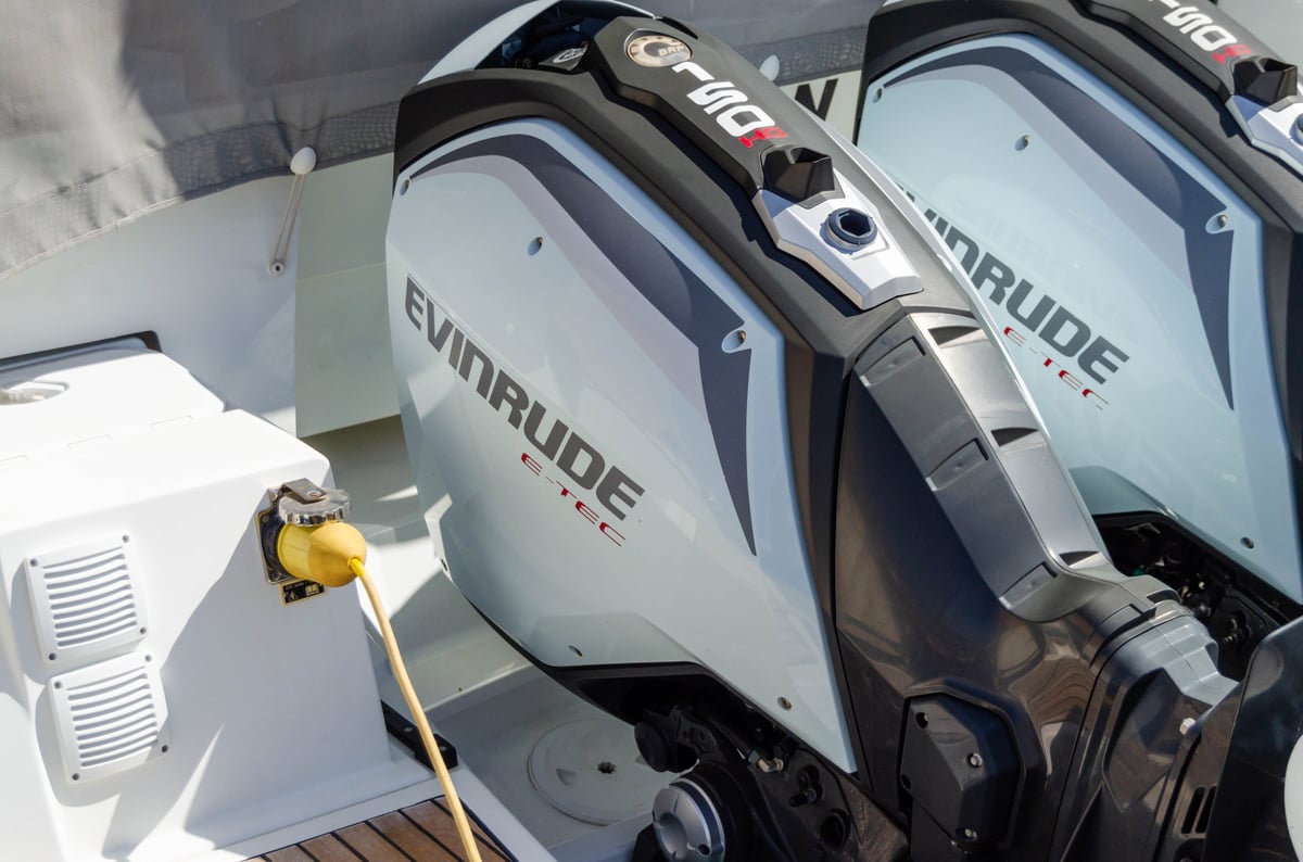 BRP Evinrude utenbordsmotor — nærbilde