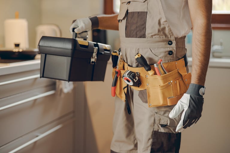 Técnico profesional de Fix24 con herramientas
