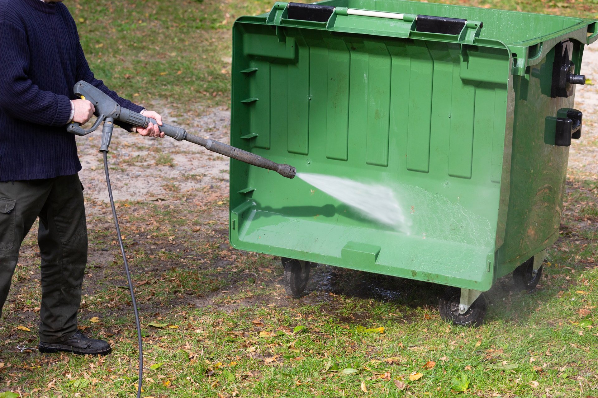 Professional trash bin cleaning and sanitizing