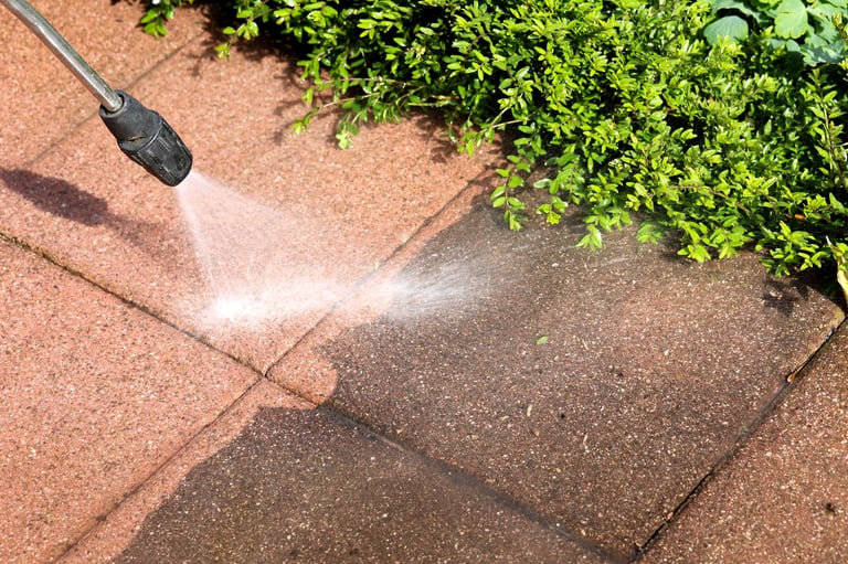 Deck and terrace cleaning with pressure washer