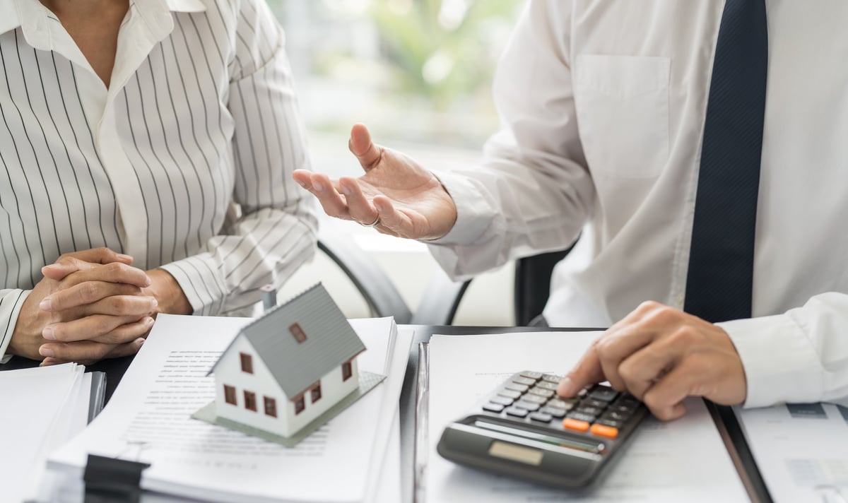 Propietario firmando el contrato de venta de su casa con su agente