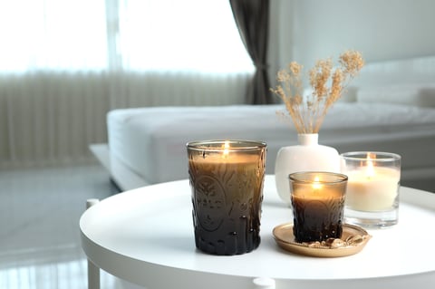 Vela de lujo con difusor en habitación
