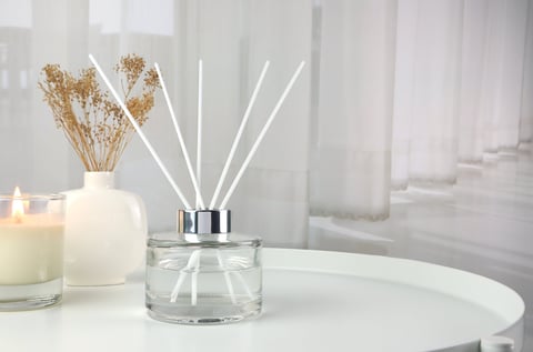 Difusor de aceites esenciales en living moderno