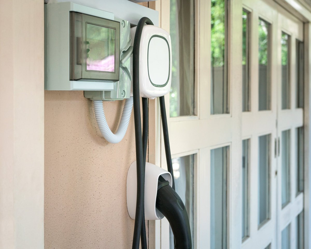Wallbox-Ladestation für ein Elektroauto, installiert an der Wand eines Wohnhauses