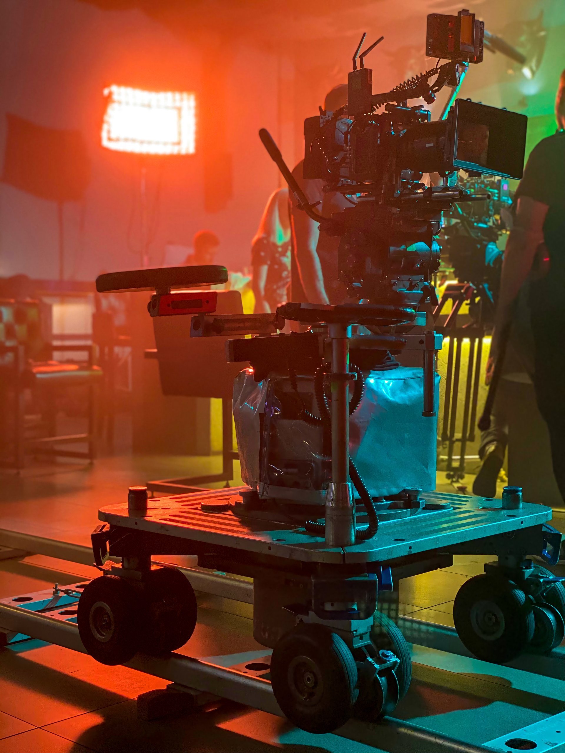 Caméra de cinéma sur dolly dans une lumière de plateau, ambiance de tournage