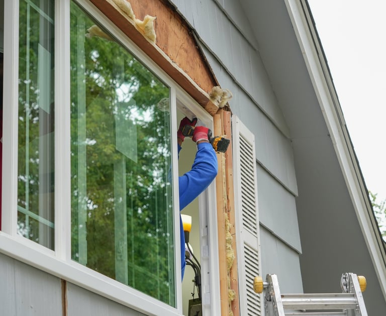 Vakman vervangt raamkozijn bij woningrenovatie