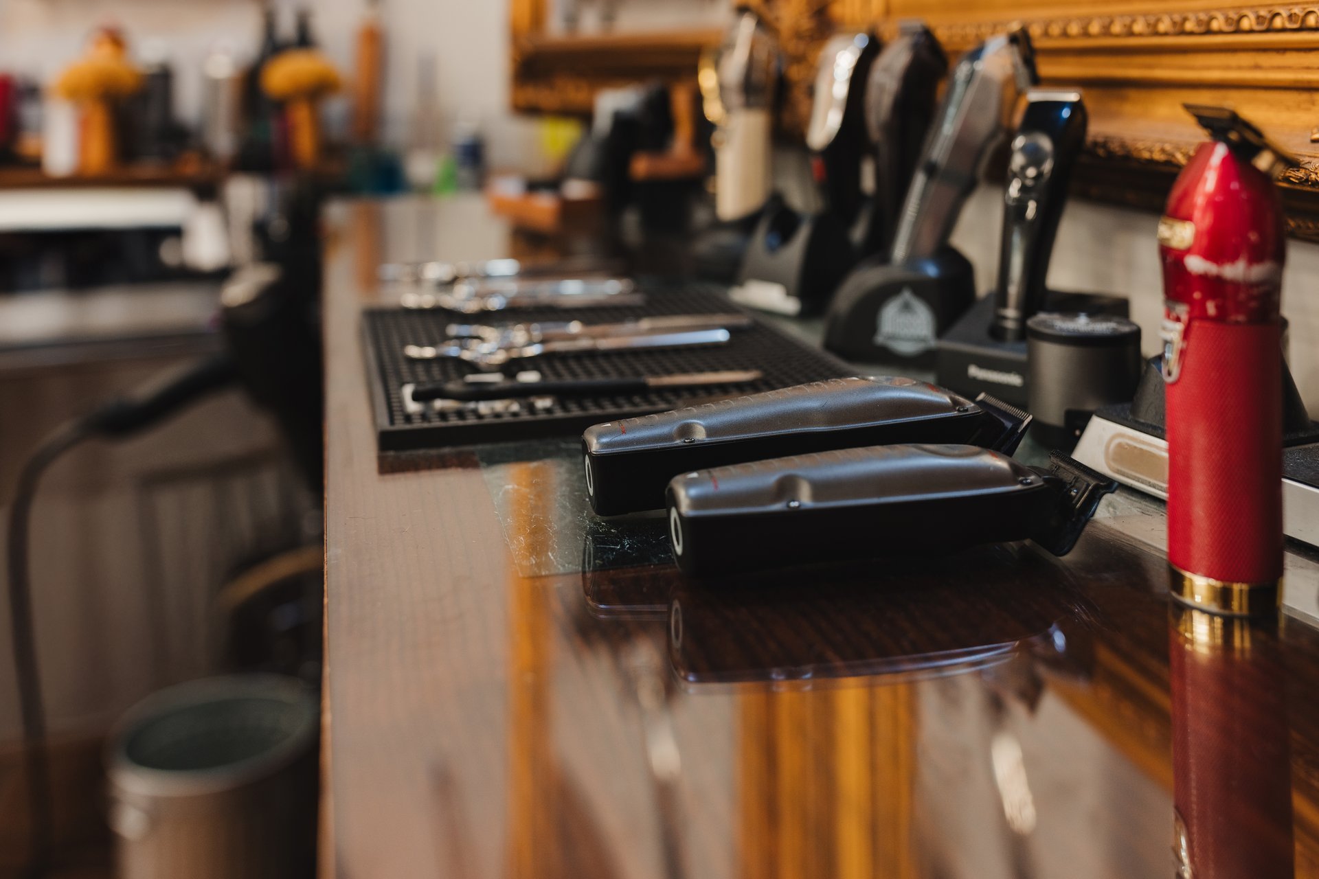 Interior acogedor de la barbería Blanco Peluqueros en Barrocanes, Ourense con ambiente profesional
