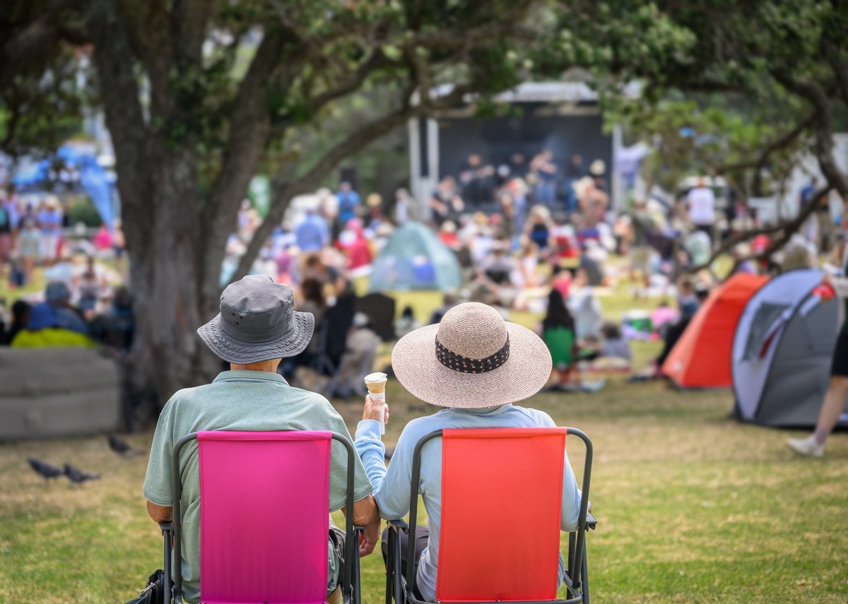 Pareja de adultos mayores disfrutando música al aire libre
