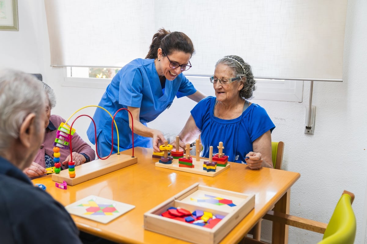 Asistente acompañando a adultos mayores con juegos cognitivos