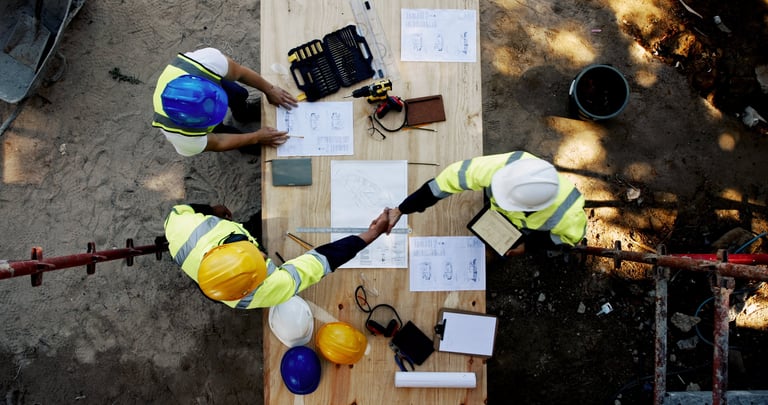 Sesión de coordinación interdisciplinaria con documentos del proyecto y planos BIM