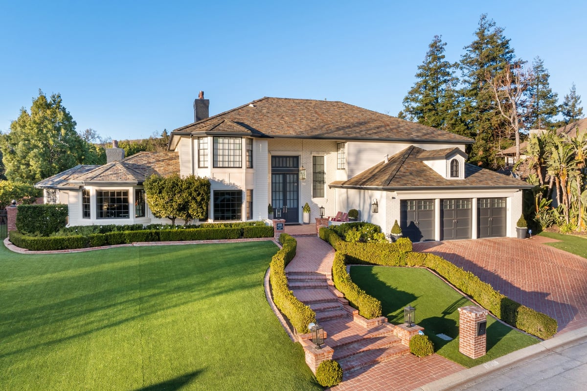 Premium estate property with manicured lawn and landscaping — Ottawa curb appeal
