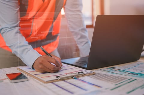 Ingeniero analizando modelo digital y datos del proyecto