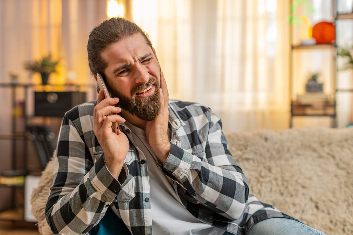 Emergency dentist in the Gold Coast assessing a patient experiencing sudden dental pain