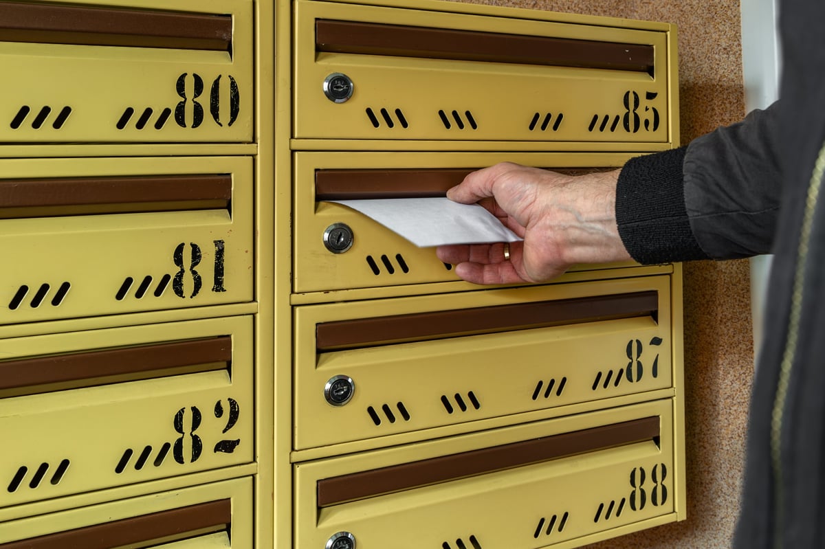 Gelbe Briefkästen im Treppenhaus — Symbol für Adressänderung und Nachsendeauftrag