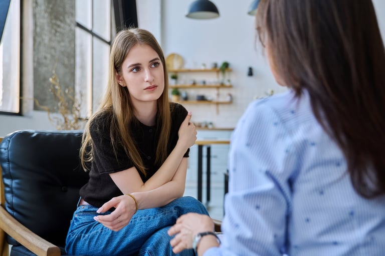 Jeugdprofessional in gesprek met jongere