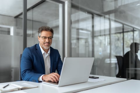 Contabilidad para empresas medianas en Cancún — empresario latino analizando finanzas en laptop