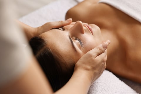 Mujer disfrutando de masaje facial rejuvenecedor