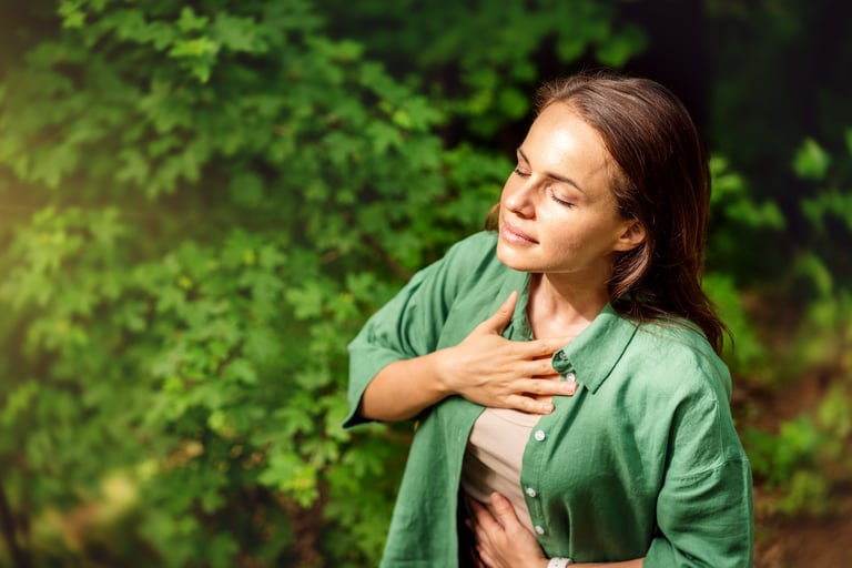 Frau bei einer Atemübung im sommerlichen Wald