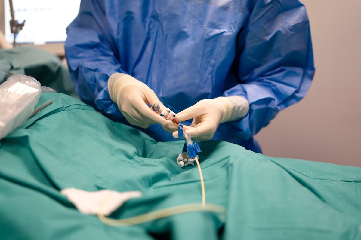 Procedimiento de nefrología intervencionista guiado por ultrasonido en entorno hospitalario