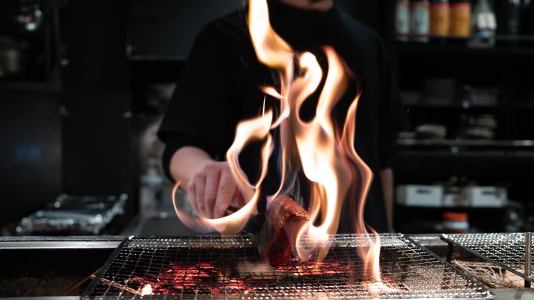Parrilla Classic Mibrasa con superficie de cocción amplia y elevable sobre brasas