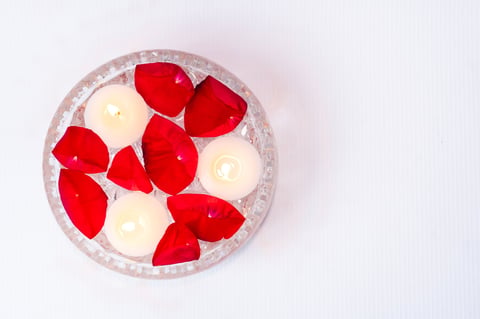Petali di rosa e candele