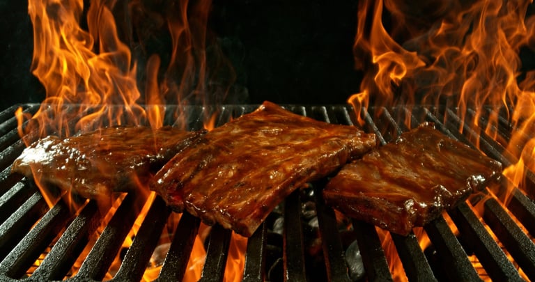 Parrilla Fire Mibrasa con quemador de leña y llamas sobre carnes al carbón