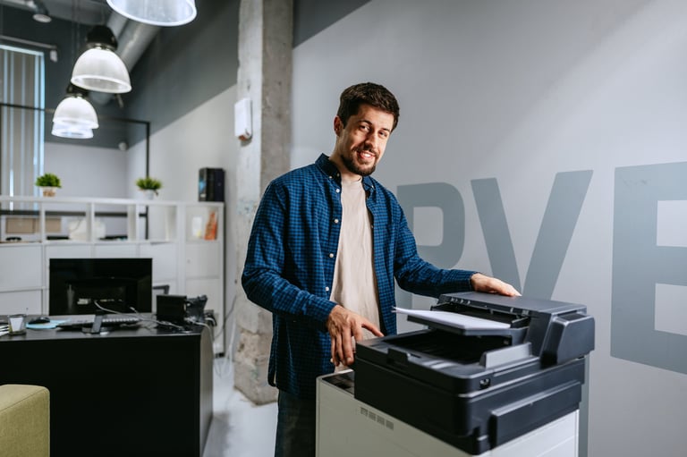 Cliente usando impresora multifuncional en oficina contemporánea
