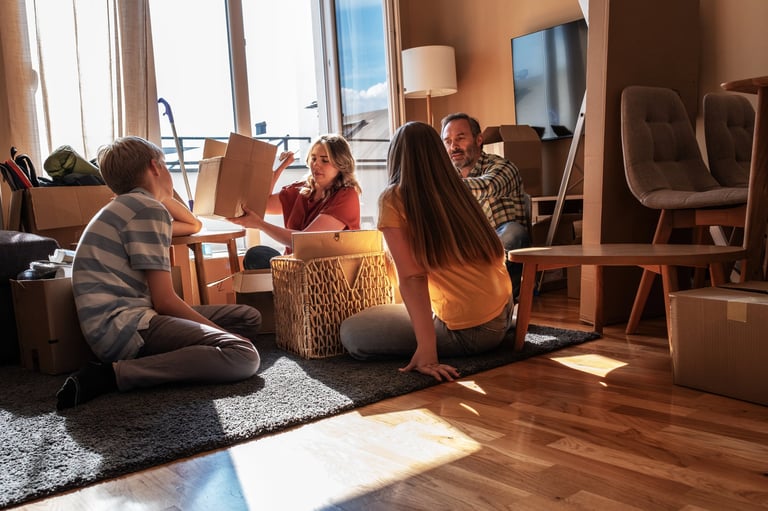 Familie beim Einrichten mit gespendeten Möbeln