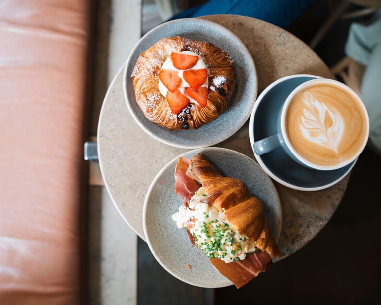 Frisch gebackene Croissants und Gebäck mit Kaffee