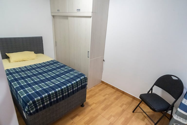 Interior del Clóset Nova 180 con repisas y colgadores organizados