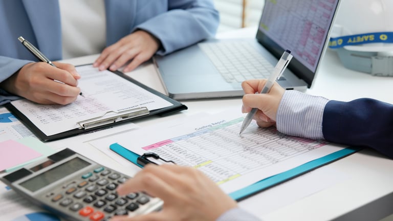 Experta de SGG Consultoría analizando reportes financieros