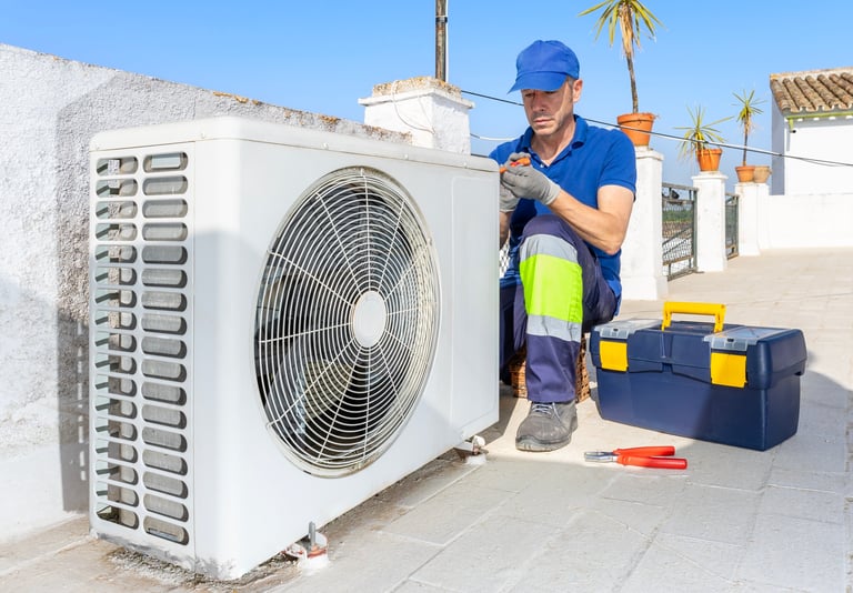 Técnico de HVAC dando mantenimiento a unidad de aire acondicionado