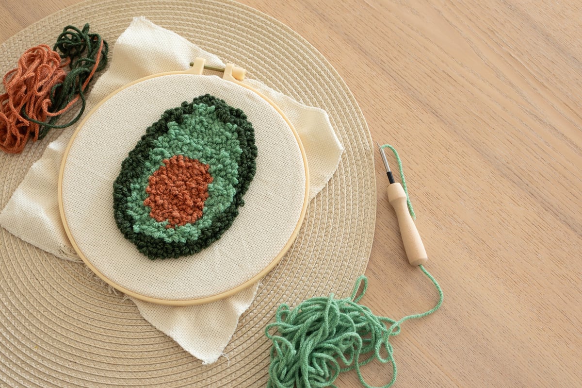 Bordado punch needle de aguacate sobre bastidor — proyecto de manualidad decorativa