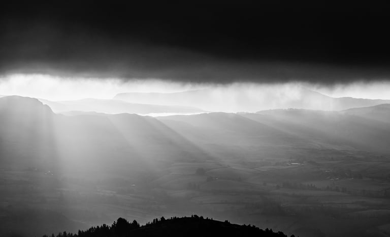 Paisaje territorial con niebla y montañas — sur de Chile