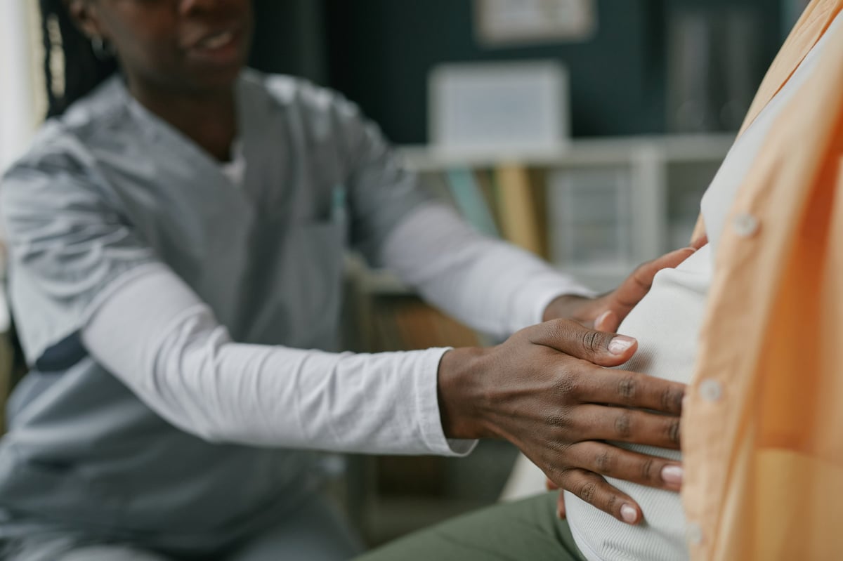 Doctora realizando revisión prenatal a paciente embarazada