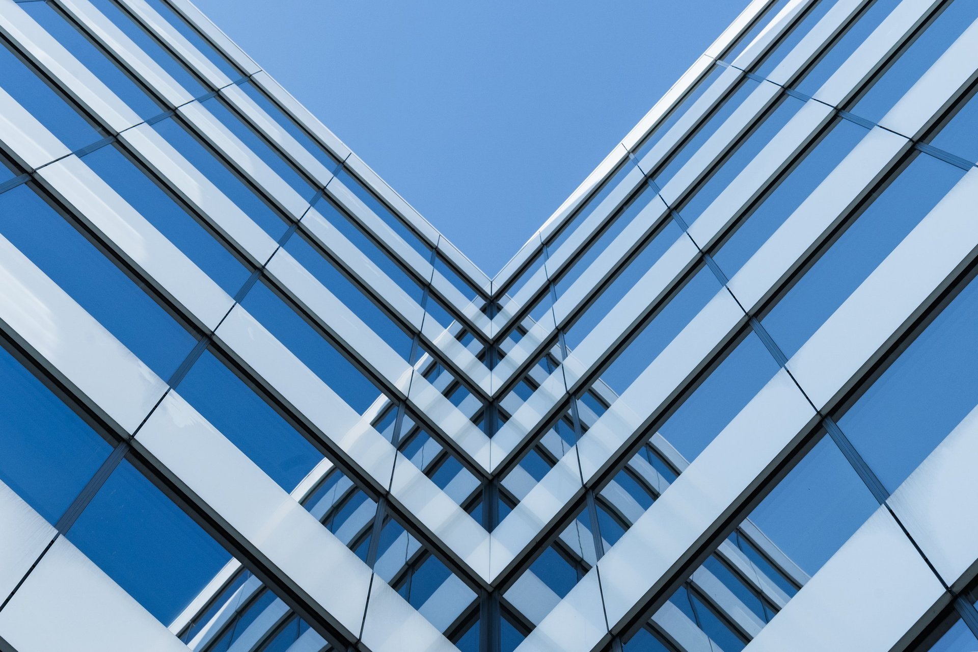 Fachada de edificio con aluminio y vidrio geométrico
