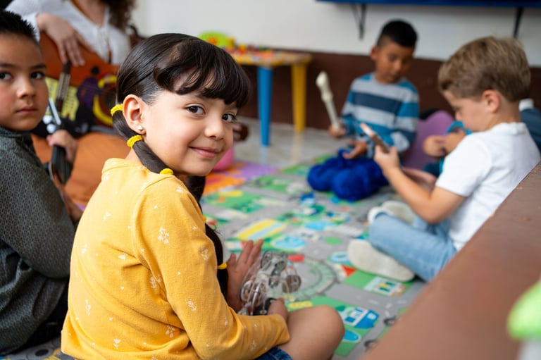 Niños de preescolar tocando instrumentos musicales con su maestra en un aula colorida