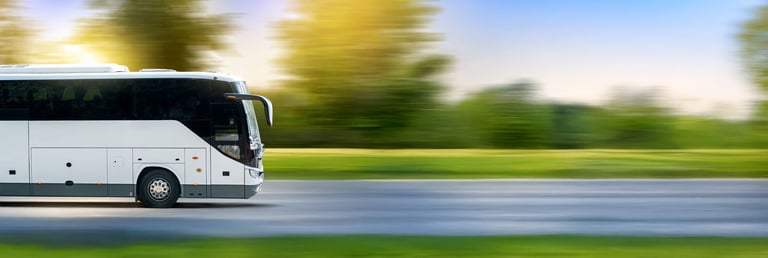 Bijeli autobus na putu