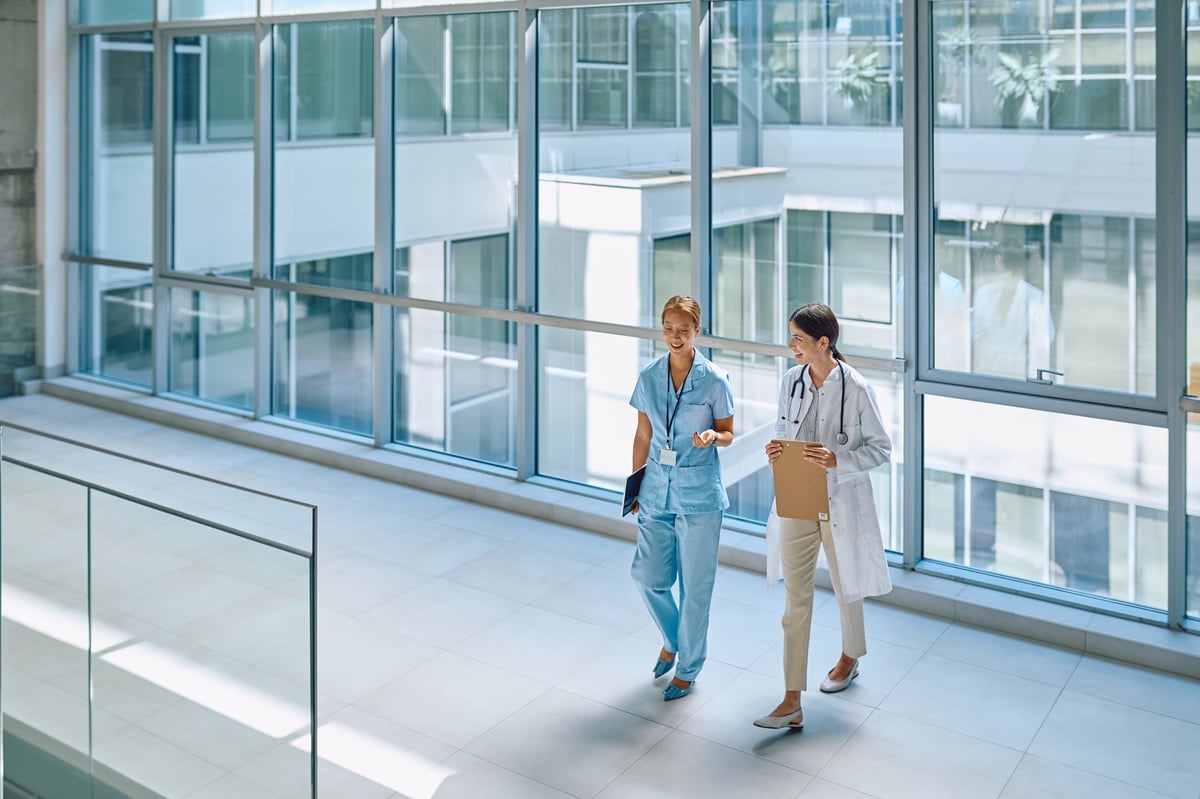 Médicos colaborando en el pasillo de la clínica